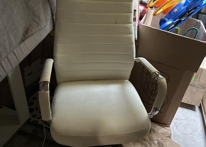 Grajewo ogłoszenia: Krzesło do komputera z regulacją wysokości.
Odbiór osobisty...